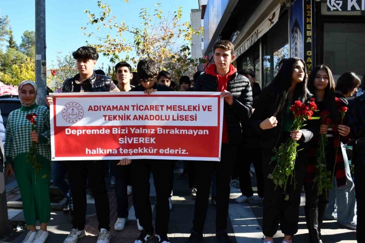 Adıyamanlı Öğrenciler, Depremde Yanlarında Olan Sivereklilere Gül Dağıttı