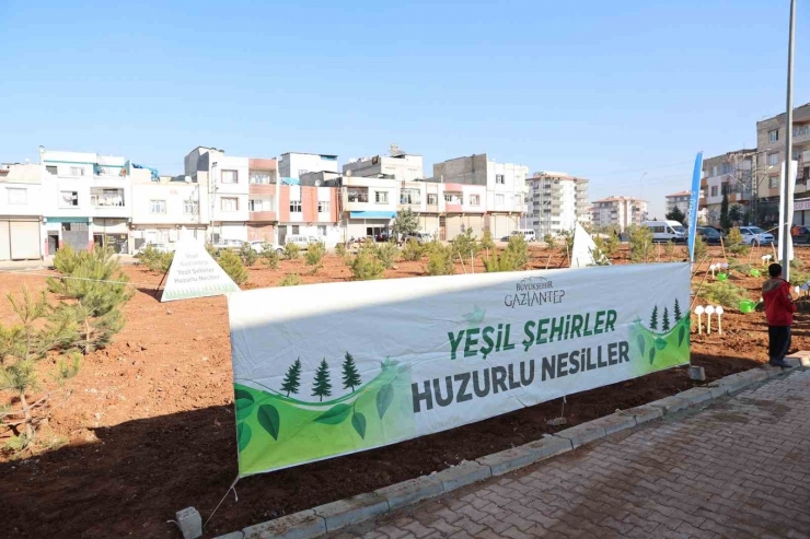 Büyükşehir, Taşlıca Malazgirt Mahallesi’nde Ağaç Dikimi Yaptı