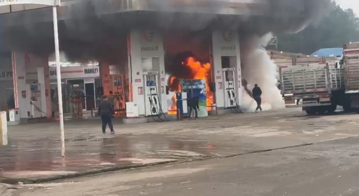 Diyarbakır’da Akaryakıt İstasyonunda Korkutan Yangın
