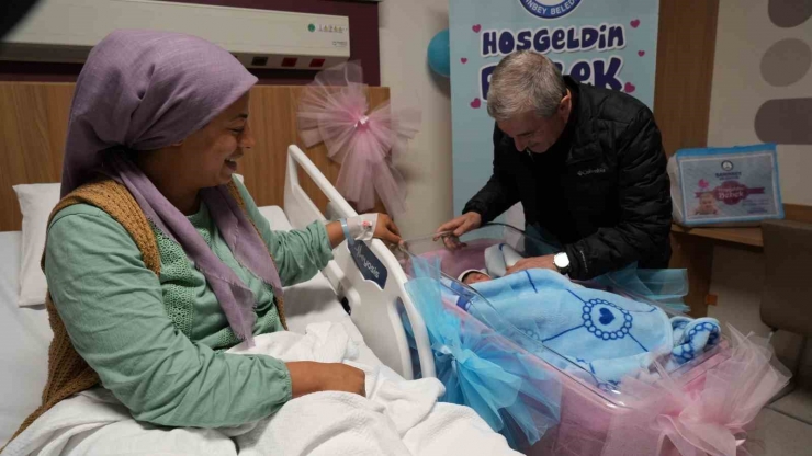 Gaziantep’te Yeni Yılın İlk Bebeği Dünyaya Gözlerini Açtı