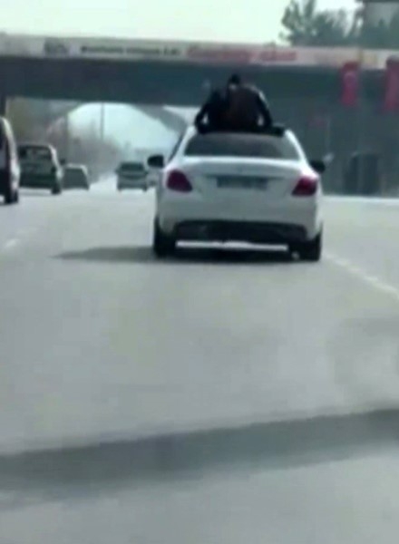 Üstü Açık Otomobilde Tehlikeli Yolculuk