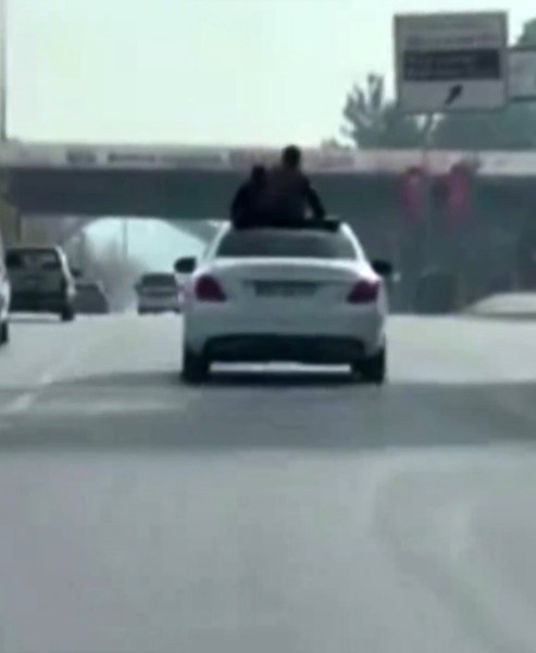 Üstü Açık Otomobilde Tehlikeli Yolculuk