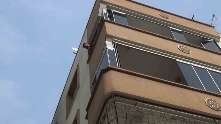 Apartmanda Çıkan Yangında Anne Ve 3 Çocuğu Mahsur Kaldı