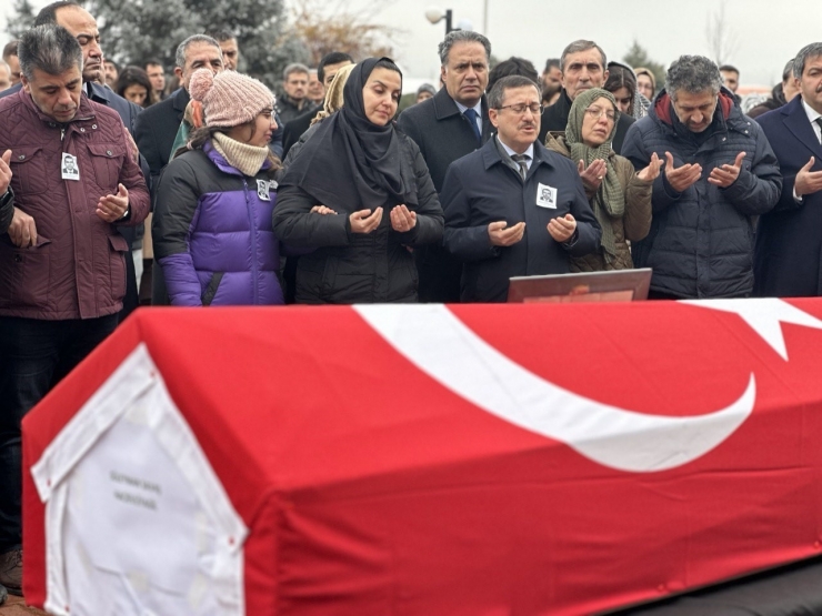 Otobüs Kazasında Yaralananlara Müdahale Ederken Hayatını Kaybeden Profesöre Veda