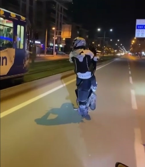 Yoğun Trafikte Motosikletin Önünü Kaldırarak Akrobatik Hareketler Yaptı