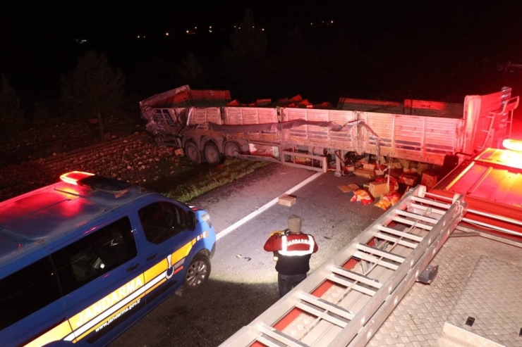 Şanlıurfa’da Tırlar Kafa Kafaya Çarpıştı: 2 Ölü