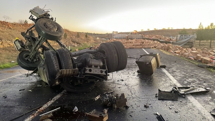 Şanlıurfa’da Tırlar Kafa Kafaya Çarpıştı: 2 Ölü