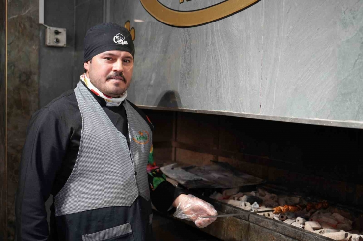 60 Yıllık Usta 10 Torunuyla Binlerce Kişiyi Ağırlıyor