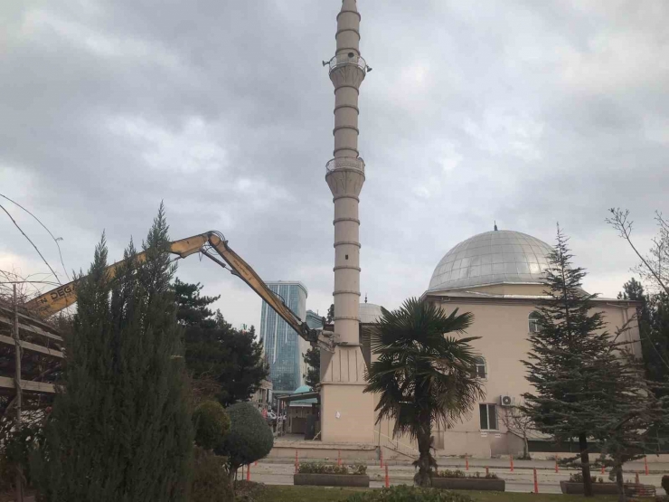 Malatya’da Ağır Hasarlı Yapılar Yıkılıyor