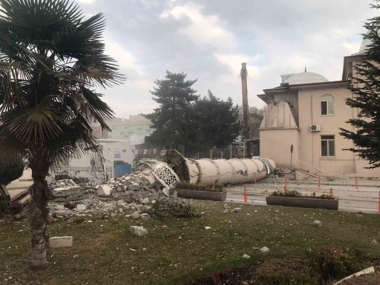 Malatya’da Ağır Hasarlı Yapılar Yıkılıyor