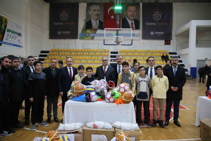 Diyarbakır’da 250 Okula Spor Malzemesi Desteği