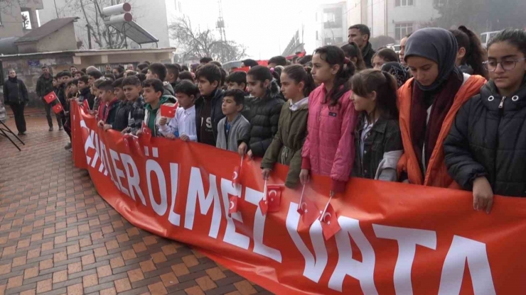 Diyarbakır’da ’kahrolsun Pkk’ Sloganlarıyla Şehitlere Saygı Yürüyüşü Düzenlendi