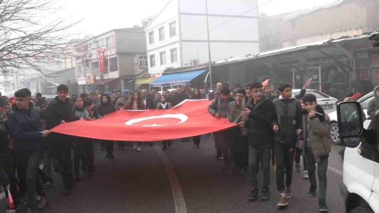 Diyarbakır’da ’kahrolsun Pkk’ Sloganlarıyla Şehitlere Saygı Yürüyüşü Düzenlendi