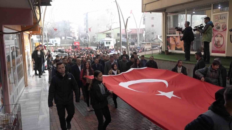 Diyarbakır’da ’kahrolsun Pkk’ Sloganlarıyla Şehitlere Saygı Yürüyüşü Düzenlendi