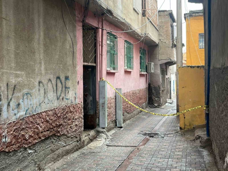 Diyarbakır’da Çıkan Ev Yangınında Baba Feci Şekilde Öldü, Oğlu Dumandan Zehirlendi