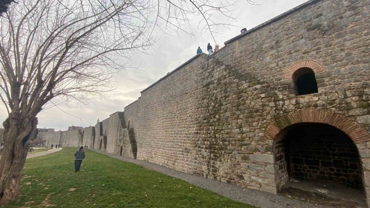 Diyarbakır’da Surların Merdiveninden Yuvarlanan Kız Yaralandı