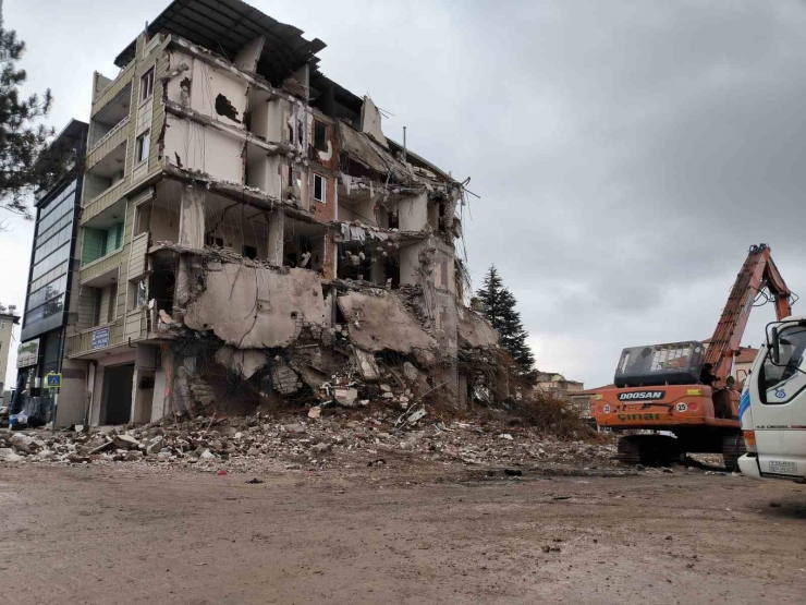 Doğanşehir’de Ağır Hasarlı Binaların Yıkımında Sona Yaklaşıldı