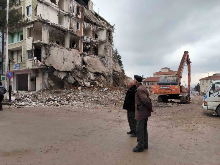 Doğanşehir’de Ağır Hasarlı Binaların Yıkımında Sona Yaklaşıldı