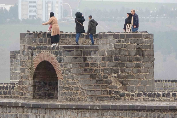 Diyarbakır’ın Tarihi Surlarında ’fotoğraf’ Tehlikesi