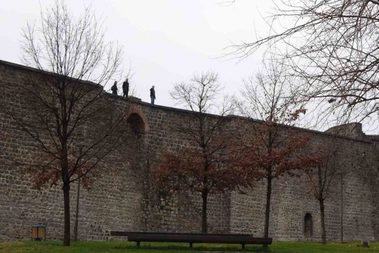 Diyarbakır’ın Tarihi Surlarında ’fotoğraf’ Tehlikesi