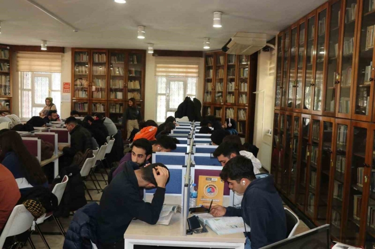 Büyükşehrin Kütüphaneleri Öğrencileri Hazırlıyor
