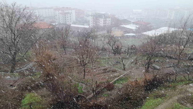 Diyarbakır’da Yüksek Kesimlere Mevsimin İlk Karı Yağdı
