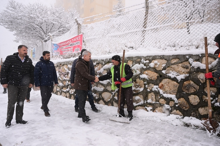 Yeşilyurt Belediyesi Ekipleri, Kar Yağışına Hızla Müdahale Ediyor