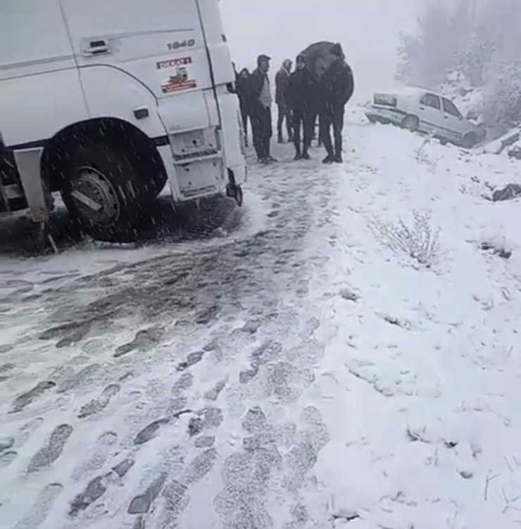 Siverek Çermik Karayolu Yoğun Kar Nedeniyle Ulaşıma Kapandı