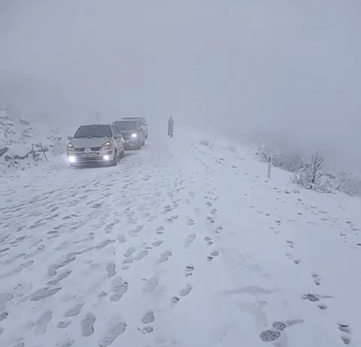Siverek Çermik Karayolu Yoğun Kar Nedeniyle Ulaşıma Kapandı