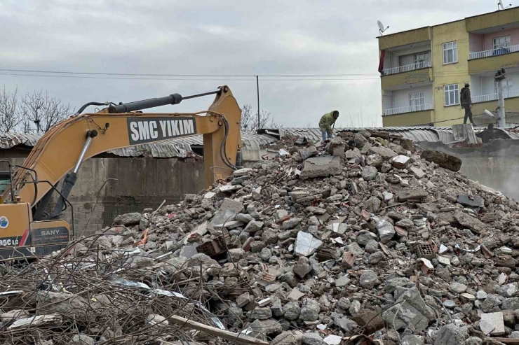 Diyarbakır’da Hasarlı Binaların Yıkımı Sürüyor