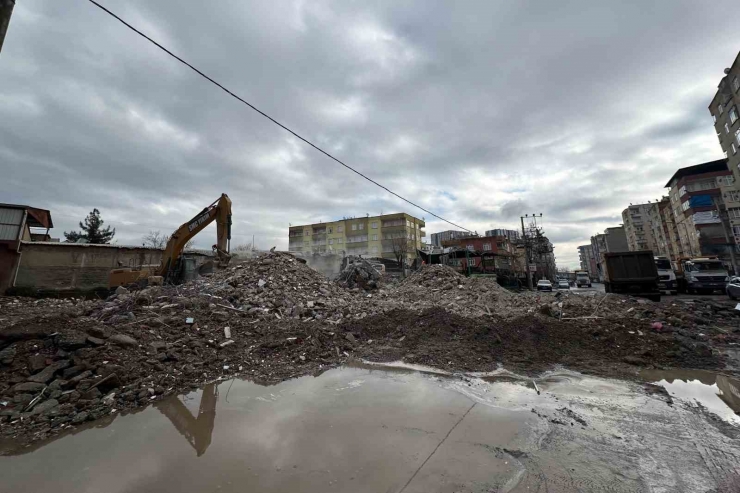Diyarbakır’da Hasarlı Binaların Yıkımı Sürüyor