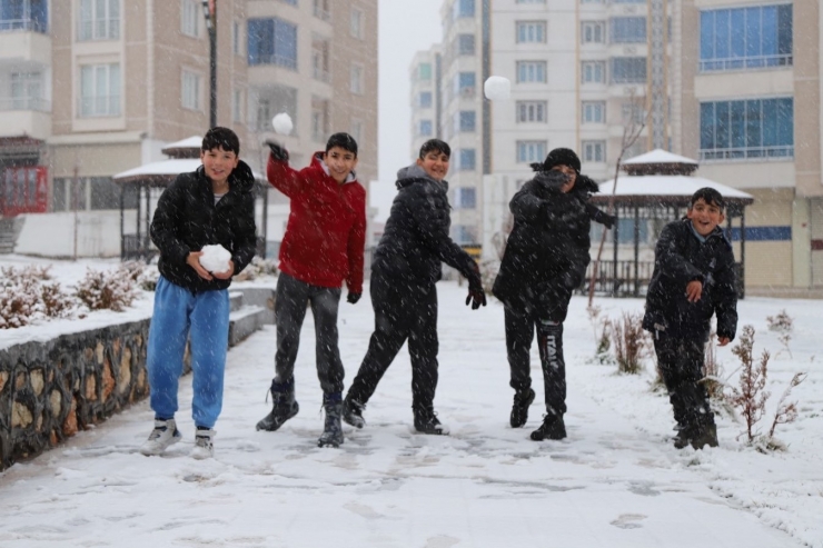 Ergani Kar Yağışı Sonrası Beyaza Büründü