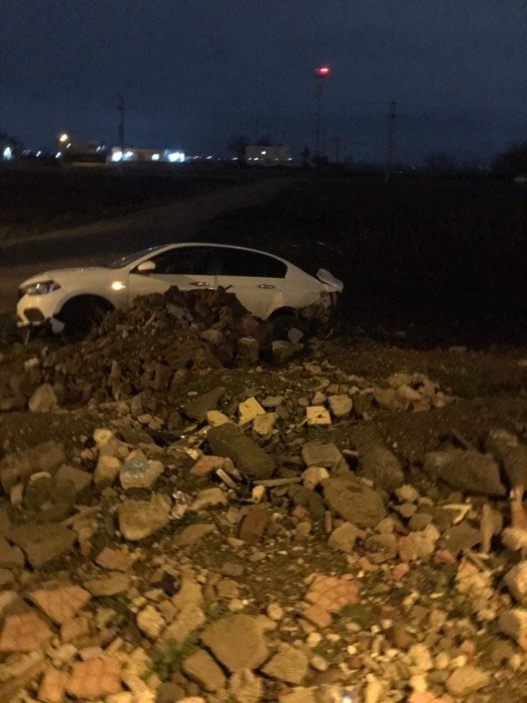 Diyarbakır’da Kontrolden Çıkan Otomobil Kaza Yaptı: 6 Yaralı