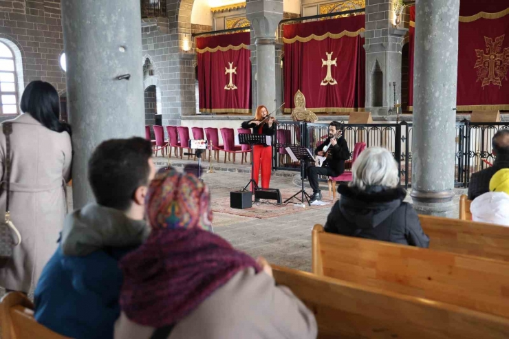 Diyarbakır’da Asırlık Kilisede Klasik Müzik Konseri