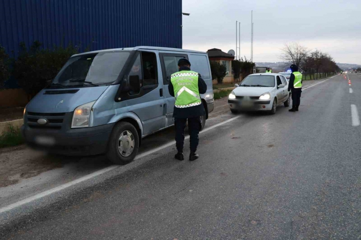 Çakar Lamba Yasağına Uymayan 195 Sürücüye Ceza