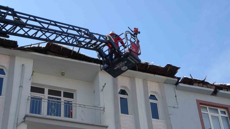 Malatya’da 4 Katlı Binanın Çatısı Çöktü