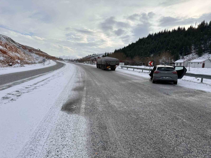 Malatya’da Otomobil Tıra Çarptı 1 Yaralı