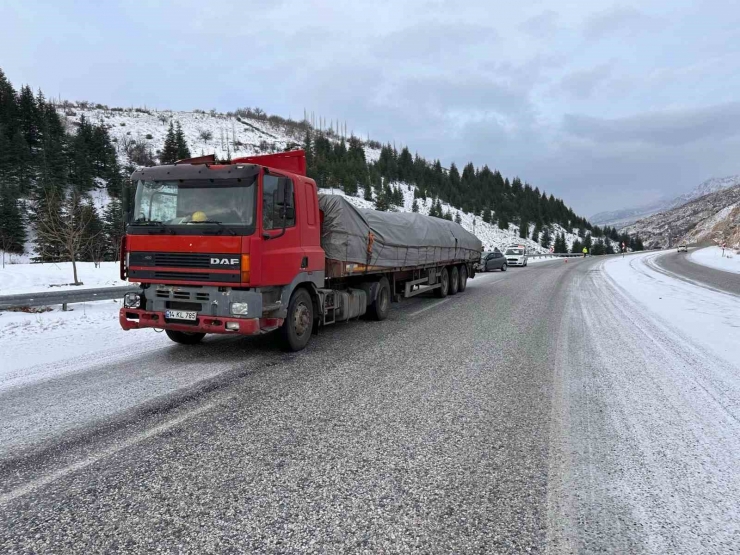 Malatya’da Otomobil Tıra Çarptı 1 Yaralı