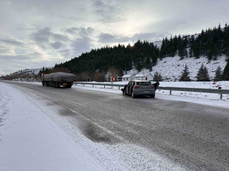 Malatya’da Otomobil Tıra Çarptı 1 Yaralı