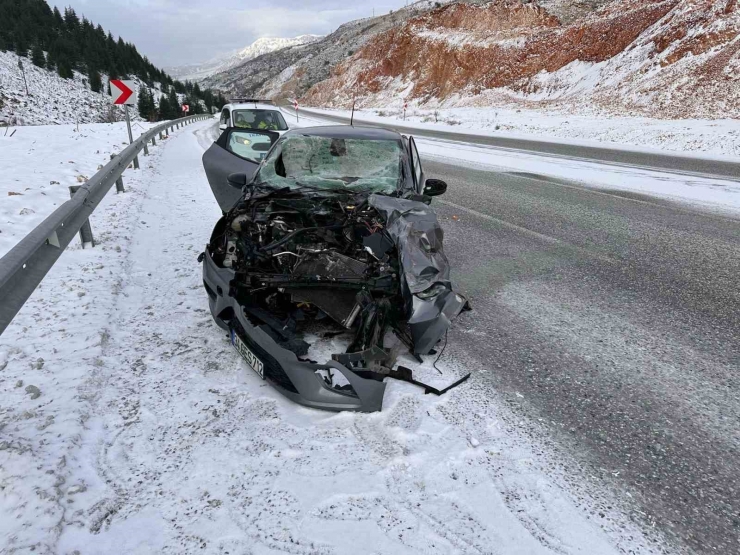 Malatya’da Otomobil Tıra Çarptı 1 Yaralı