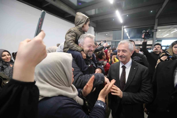 Umre’den Dönen Öğrencilere Coşkulu Karşılama