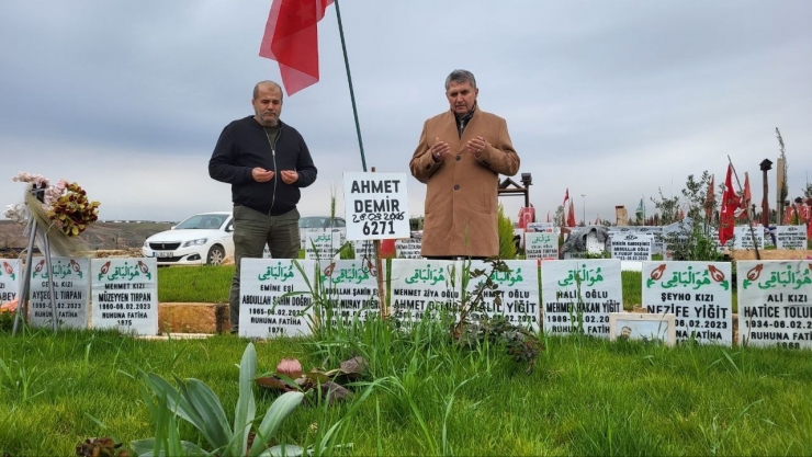 Depremin İlk Gününden Beri Kayıp Eşi Ve Oğlunu Arıyor