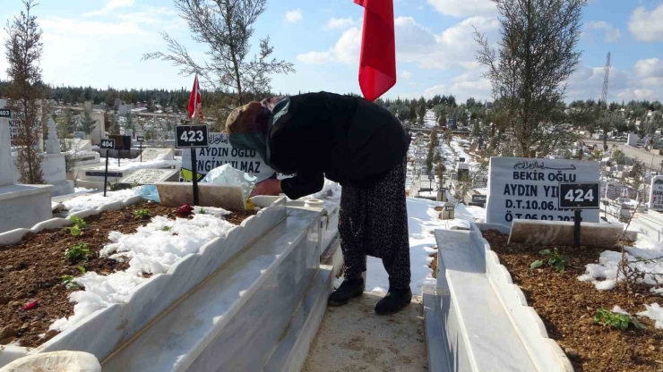 Depremde Oğlunu, Gelinini Ve Torunlarını Kaybeden Yaşlı Kadın Mezarlıktan Ayrılamıyor