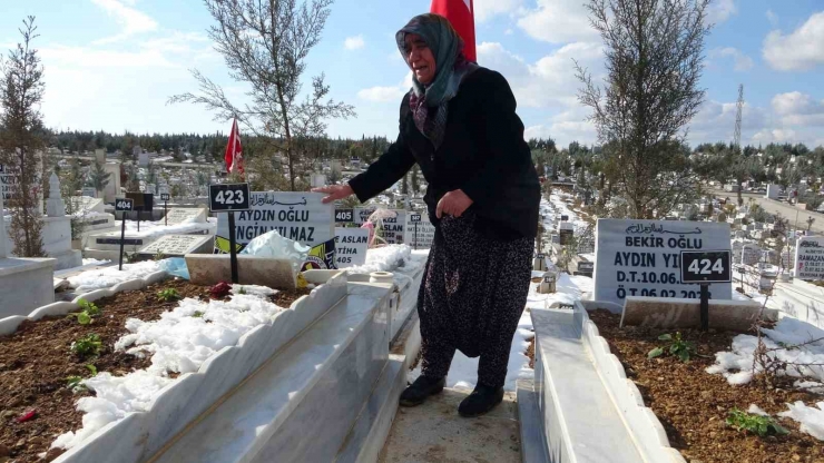 Depremde Oğlunu, Gelinini Ve Torunlarını Kaybeden Yaşlı Kadın Mezarlıktan Ayrılamıyor