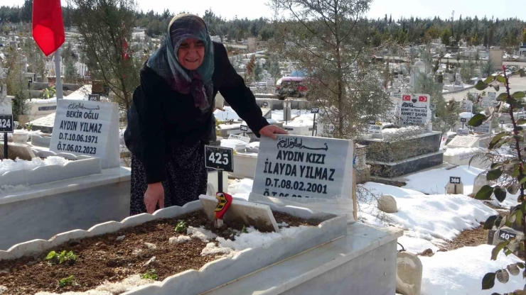 Depremde Oğlunu, Gelinini Ve Torunlarını Kaybeden Yaşlı Kadın Mezarlıktan Ayrılamıyor