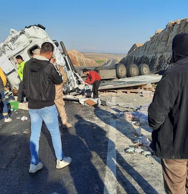 Gaziantep’te Seyir Halindeki Gıda Yüklü Tır Devrildi