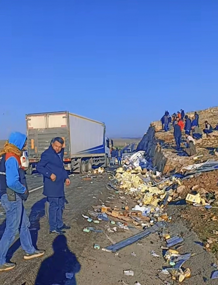 Gaziantep’te Seyir Halindeki Gıda Yüklü Tır Devrildi