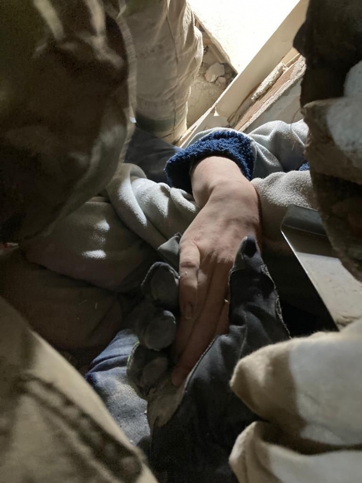 3 Gün Enkazda Kalan Aile Yaşadıklarını Anlattı