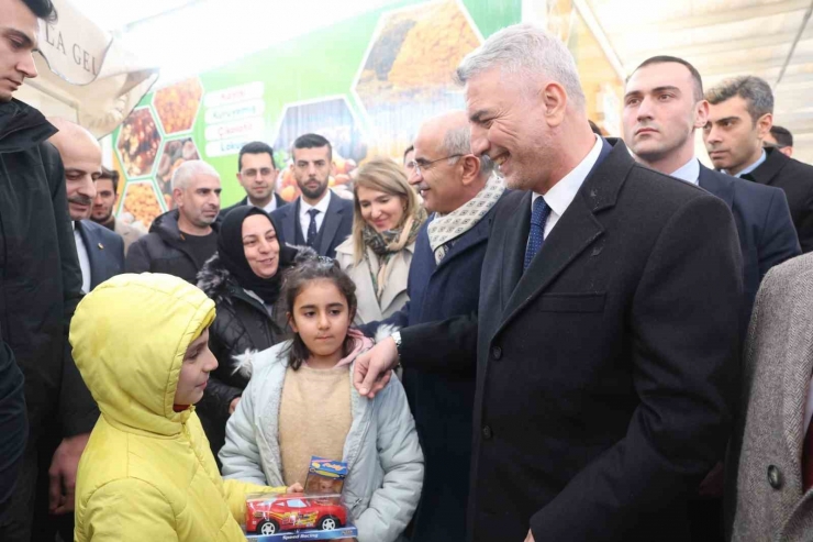 Bakan Bolat, Malatya’da Geçici İşyerlerindeki Esnafları Ziyaret Etti