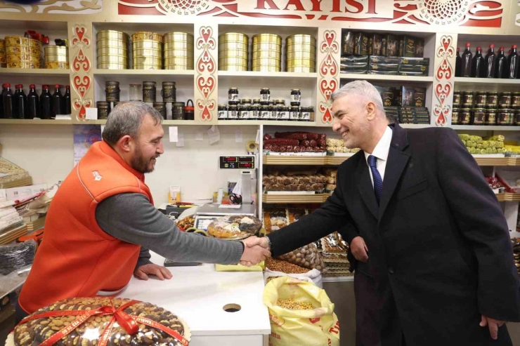 Bakan Bolat, Malatya’da Geçici İşyerlerindeki Esnafları Ziyaret Etti